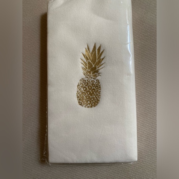 PACK OF 6 DISPOSABLE PAPER NAPKINS WITB EMBOSSED GOLD PINEAPPLE 🍍 NEW - Picture 3 of 5